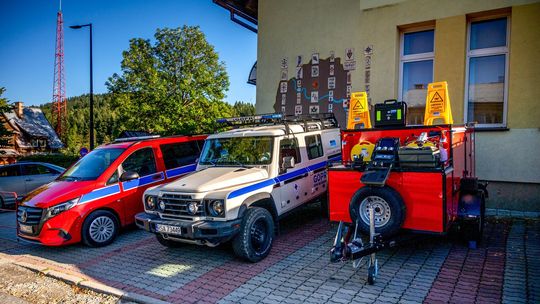 Dwa samochody i sprzęt dla bieszczadzkich goprowców