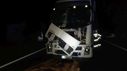 Dwa zdarzenia na DK19 w tym samym czasie. Uszkodzony traktor, bus i dwie ciężarówki