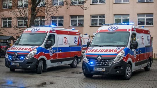 Dwie nowe karetki zasiliły flotę krośnieńskiego Pogotowia Ratunkowego. Kolejne trzy niebawem