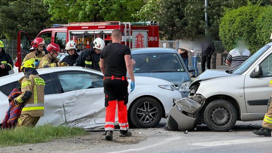 Dwie osoby poszkodowane w zderzeniu samochodów w Łężanach