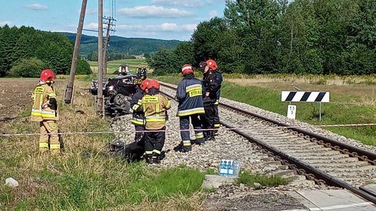 Dwie osoby zginęły na przejeździe kolejowym w Bajdach