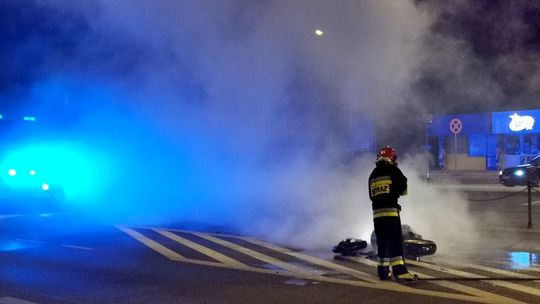 Dwóch 21-latków rannych w wypadku na ul. Podwale. Motocykl spłonął