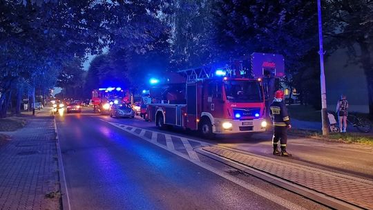 Dym w jednym z mieszkań w bloku. Strażacy w akcji