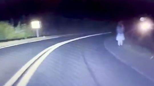 Dziecko na pustej, ciemnej drodze. To nagranie mrozi krew w żyłach! / VIDEO