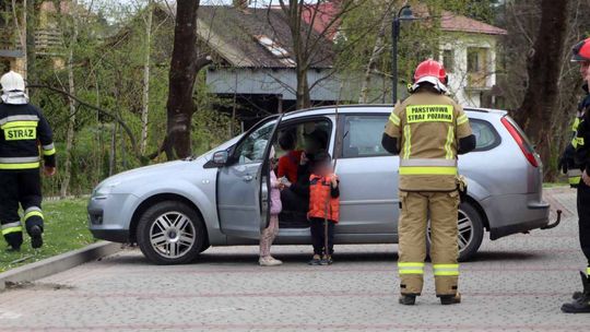 Dziecko zamknięte w samochodzie. Z pomocą ruszyli strażacy i policjanci