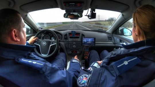 Dzięki policyjnej eskorcie, poważnie ranna 41-latka otrzymała pilną pomoc medyczną