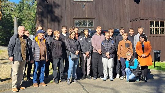 Dzień Ziemi w Bóbrce. Młodzież z krośnieńskiej Naftówki m.in. posadziła drzewa