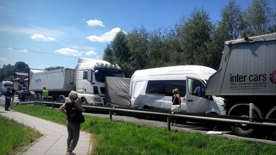 ? Efekt domina w Rogach. Zderzenie trzech ciężarówek i busa [AKTUALIZACJA]