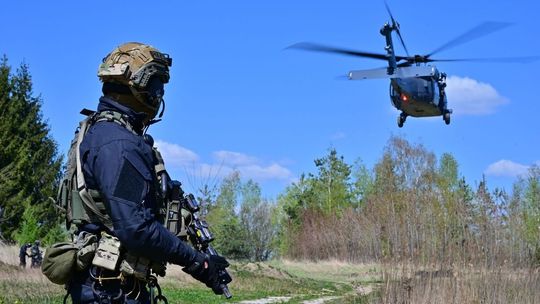 Elitarne szkolenie kontrterrorystów z użyciem Black Hawka