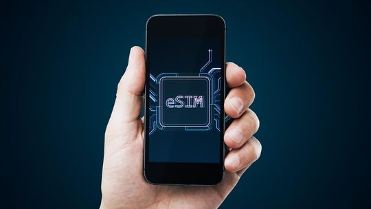 eSIM vs tradycyjna karta SIM – co wybrać w 2025 roku