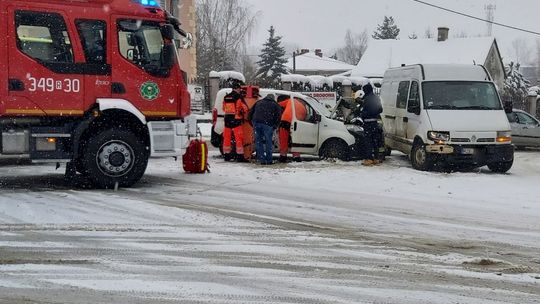 Fatalne warunki jady i seria kolizji. Wypadek w Jedliczu, w Niżnej Łące strażacy uwolnili z zaspy autobus z pasażerami