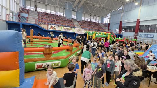 Ferie z GOSiR-em w Jedliczu. Festiwal Dmuchańców przyciągnął setki dzieci