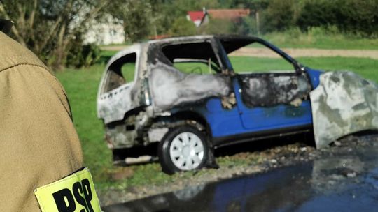 Fiat seicento spłonął w Łękach Strzyżowskich