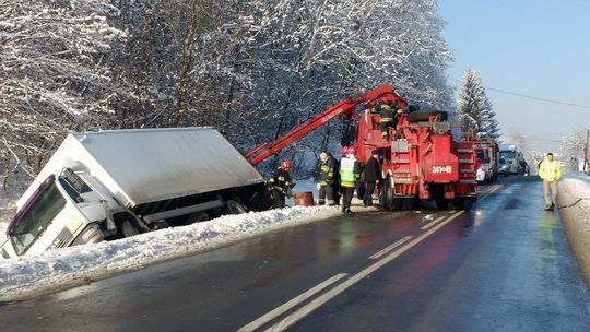 FRYSZTAK: Ciężarówka przewożąca olej w rowie. Wezwano Megacity