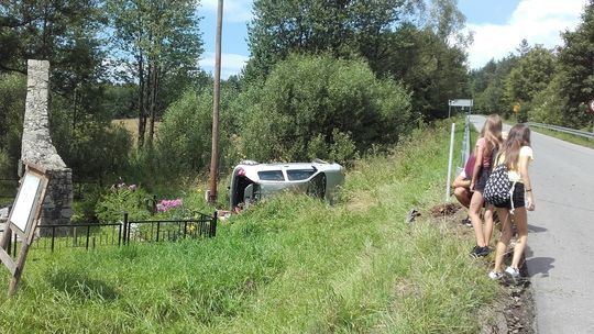 Funkcjonariusz Straży Granicznej pomógł nastolatkom poszkodowanym w wypadku samochodowym