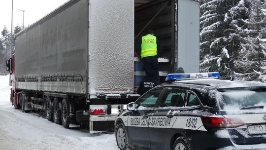 Funkcjonariusze KAS z Podkarpacia zatrzymali nielegalny transport alkoholu