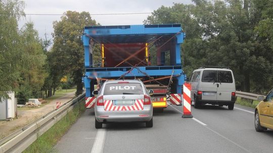 "Gabaryt" nie zmieścił się na zwężeniu DK19 w Miejscu Piastowym. To nie koniec problemów...
