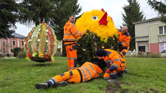 Gigantyczne pisanki ozdobiły rynek w Jedliczu. Wspólna inicjatywa mieszkańców przed Wielkanocą