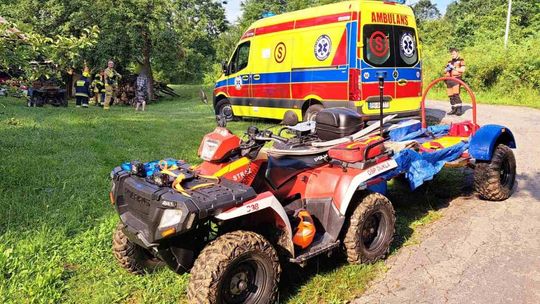 Głojsce. Chorą seniorkę strażacy ewakuowali quadem do ambulansu