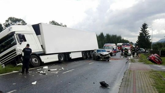 GŁOJSCE: Zderzenie dwóch samochodów osobowych i ciężarówki