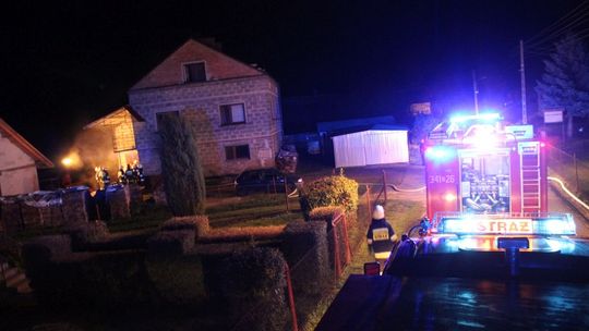 GŁOWIENKA: Pożar w budynku. Małżeństwo w szpitalu