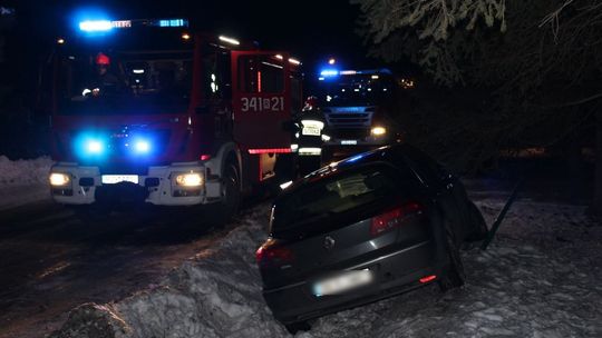 GŁOWIENKA: Wjechał w rów, nie mógł wyjść z samochodu