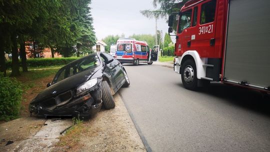 Głowienka: Wypadł z drogi, uderzył w betonowy przepust