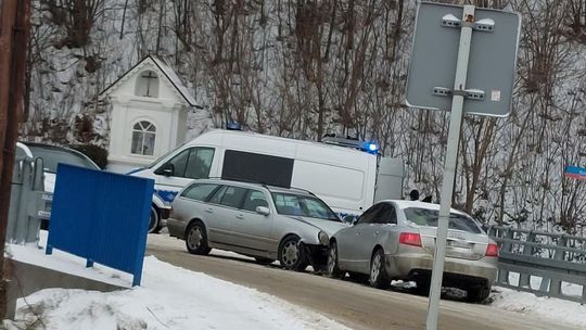 ? Głowienka: Zderzenie dwóch samochodów na moście. Sprawca pijany