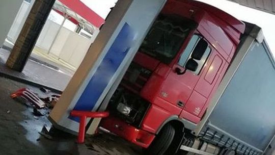 Gołoledź na drogach. Kierowca ciężarówki wjechał w stację paliw