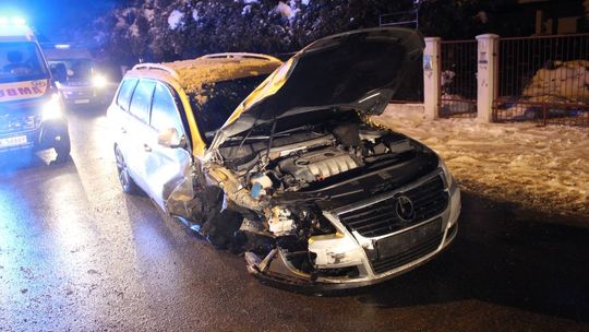 Gołoledź na drogach. Zderzenie dwóch Volkswagenów w Łężanach