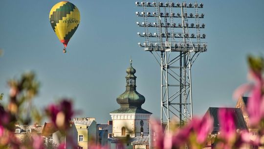 Górskie Zawody Balonowe. Poniedziałkowy poranny lot przy bezchmurnym niebie