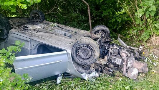 Groźny wypadek w Domaradzu. 27-latek dachował oplem – walczy o życie