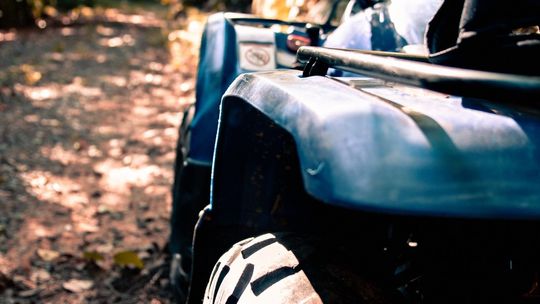 Grupa trzech mężczyzn zaatakowała kobietę i mężczyznę, którzy jeździli quadem i motocyklem po polach