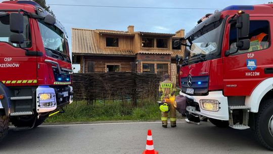 Haczów. Strażacy jadący na służbę uratowali budynek przed spłonięciem