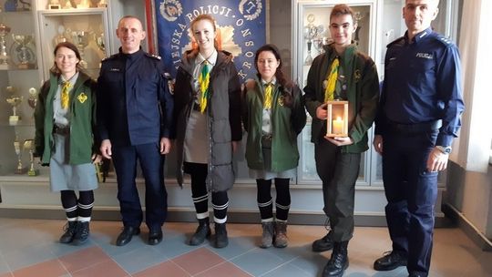 Harcerze przekazali policjantom "Betlejemskie Światełko Pokoju"