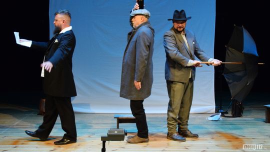 Historia przyjaźni, pasji i Krosna. Spektakl „Trzech” w ramach cyklu "Wywołane z pamięci" Historia przyjaźni, pasji i Krosna. Spektakl „Trzech” w ramach cyklu "Wywołane z pamięci"