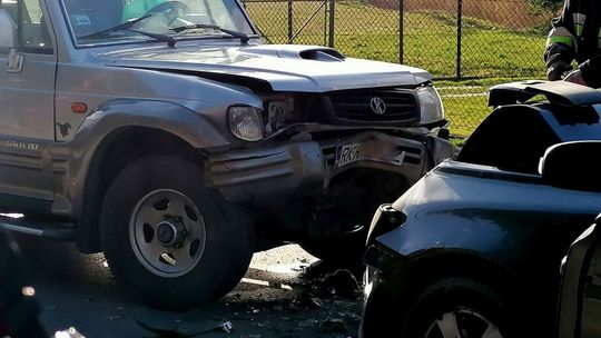 Hyundai Galloper i Volvo zderzyły się czołowo na łuku drogi w Iwoniczu