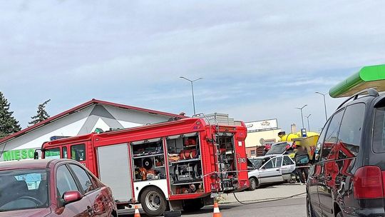 Interwencja strażaków na stacji LPG. Rozszczelnienie butli z gazem w samochodzie