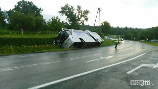 Iskrzynia: Autobus wjechał do rowu