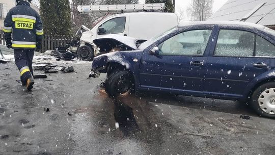 ISKRZYNIA: Czołowe zderzenie dwóch pojazdów na ulicy Słonecznej
