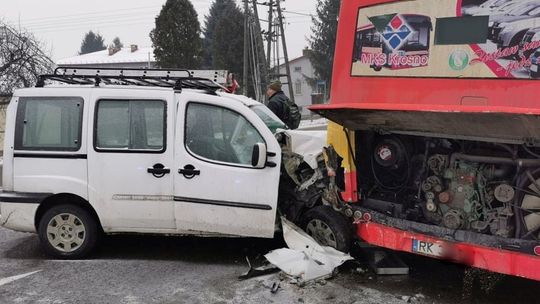 ? Iskrzynia/DK19. Zderzenie autobusu MKS z samochodem dostawczym