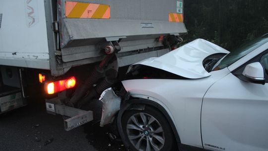 ISKRZYNIA: Renault zderzyło się z pojazdem wielkogabarytowym, za chwilę BMW najechało na tył Iveco