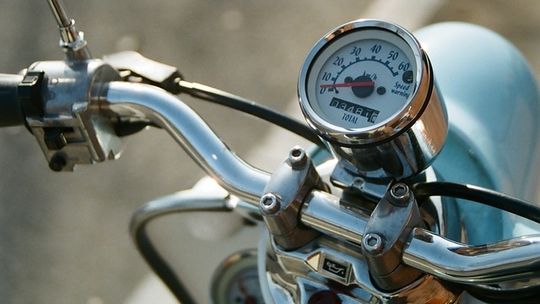 ISKRZYNIA: Skuterem przewrócił się na moście. Miał 0,6 promila