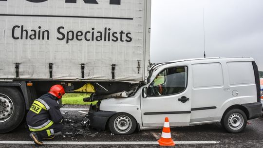 Iskrzynia: Wjechał w tył ciężarówki