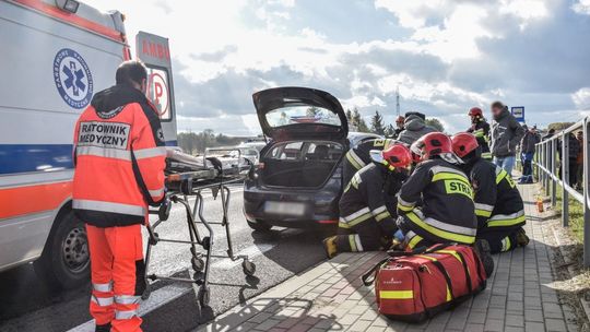 ISKRZYNIA: Zderzenie dostawczego Iveco i osobowego Seata