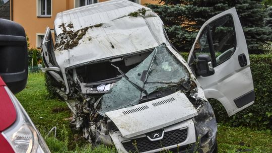 Iwla: Bus wjechał do rowu. Trzy osoby w szpitalu