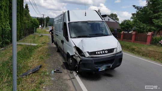 Iwla. Zasnął za kierownicą, wjechał w znaki drogowe