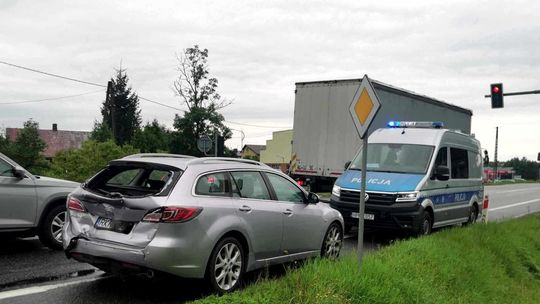 Iwonicz. Ciężarówką najechał na tył osobówki