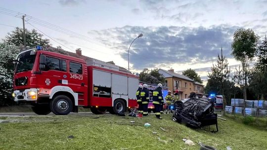 ? Iwonicz. Dachowanie samochodu na Długiej. Kierowca uwięziony