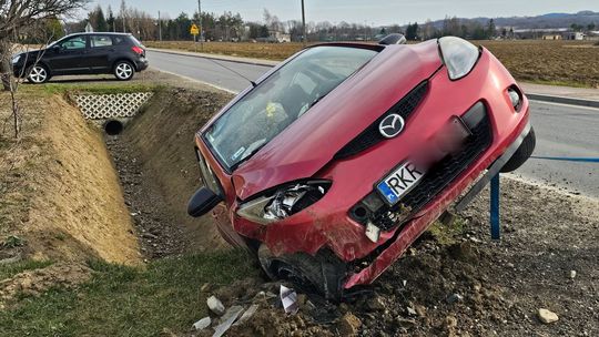 Iwonicz. Kierowca poczuł się źle i uderzył w przepust